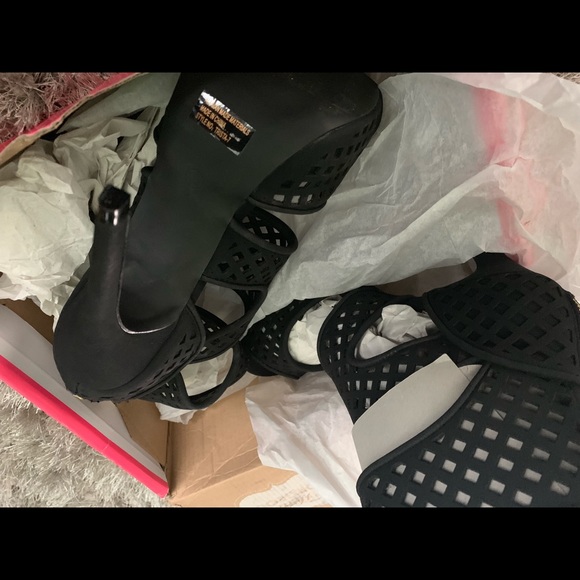 Sexy black open toe; zip-up heels - Picture 4 of 7